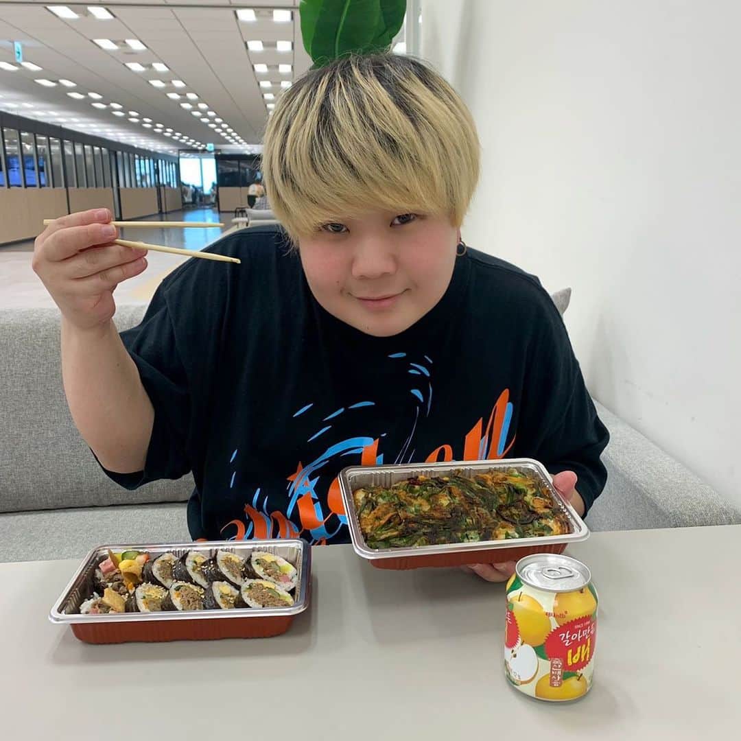 こう（夜のひと笑い）のインスタグラム：「いちえと一緒に韓国料理頼んでみました！俺のドリンクは梨味でいちえは白ブドウ味！ 今回はUber Eatsがやってるお得なキャンペーンでご飯頼んでみました！ 詳しくはUber Eatsの公式アカウント　@ubereats_japan をチェックしてみてください！  #PR  #今日はあの日」