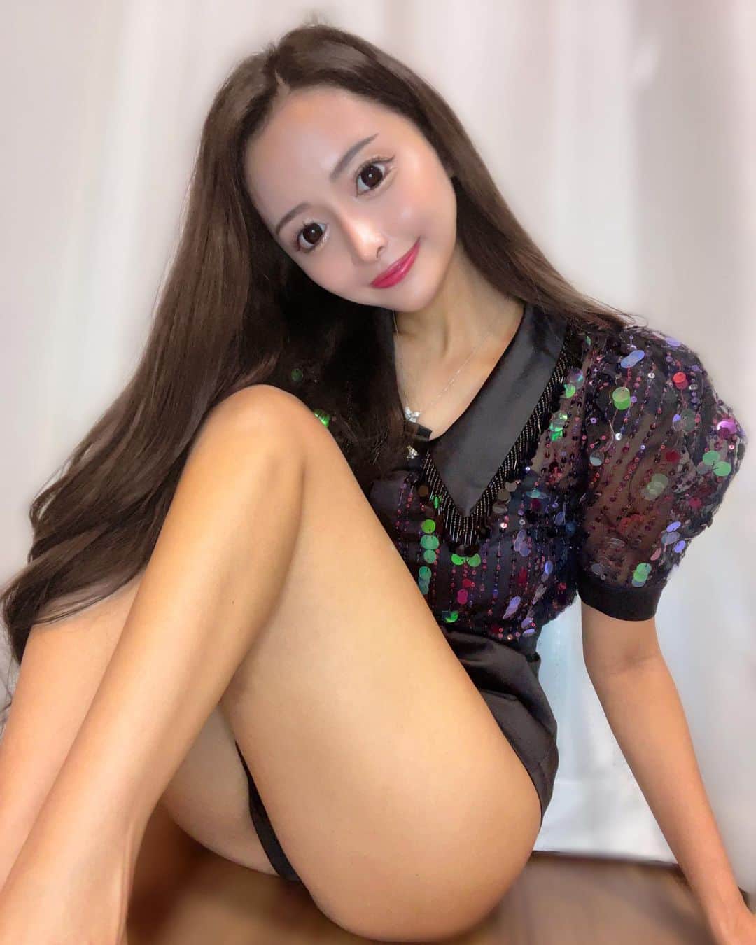 神咲 麻央 / まおちゃるのインスタグラム：「お気に入りの服🤗💕 (見えてるのはズボンだよ🤗💕) 今日はるなちゃんとアフタヌーンティー☕️💓 久々甘いものたくさん食べて幸せ😋❤️ その後キックボクシングしてきたよー🥊💕  @znow_kick_personal ☜ここ✨ これから週1で通うんだー✨頑張るよ✊🔥 体動かすって楽しいー😍💖💖💖 . #ootd #パーソナル #キックボクシング #ジム #腹筋 #ボディーメイク #運動 #personal #personaltraining #kickboxing #gym #bodymake #美脚 #美脚になりたい #インスタグラビア」