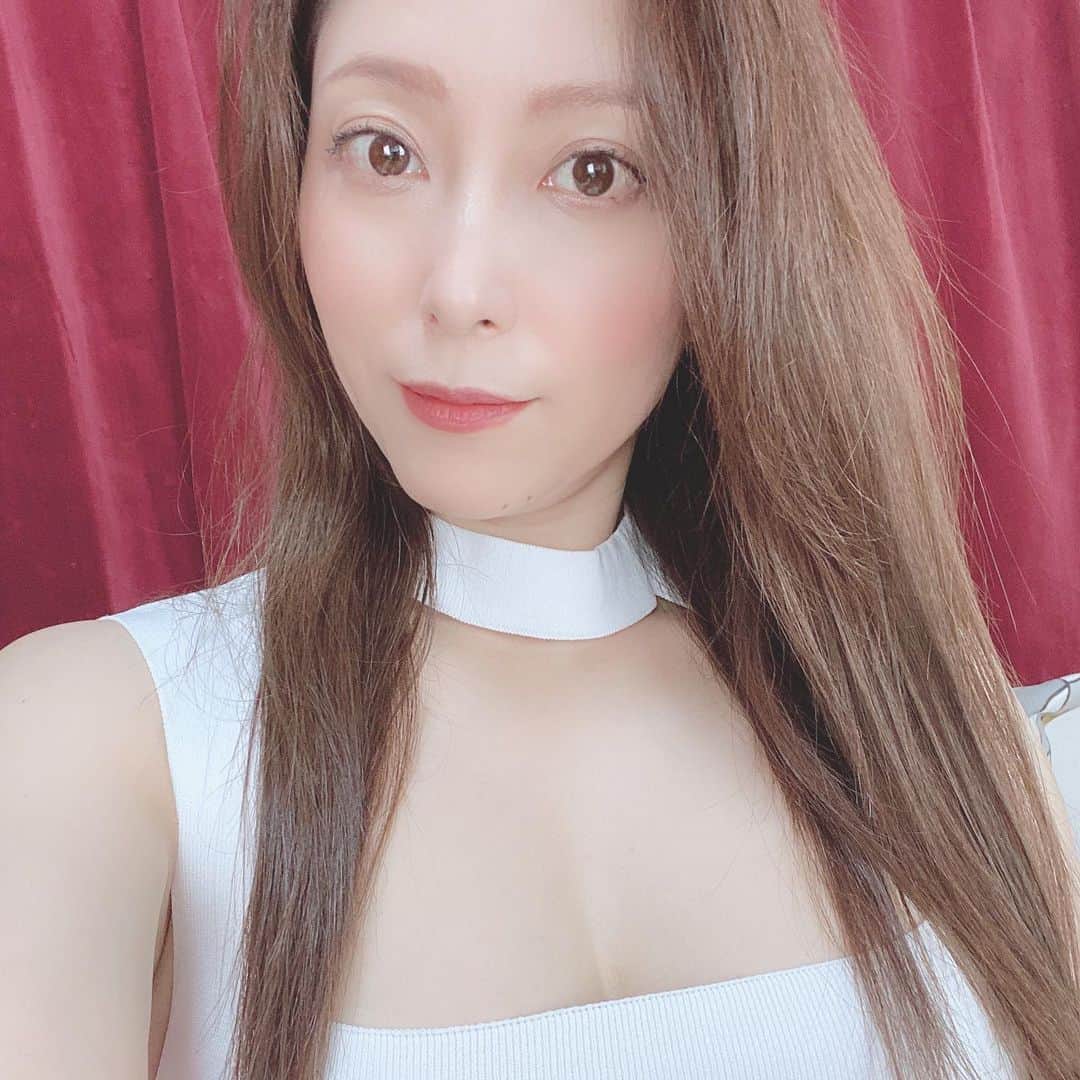 白木優子のインスタグラム：「この服ヤバイのよ！下着つけられない、なので2枚目みたいになる😵 #白木優子 #セクシー #セクシー女優 #おっぱい #熟女」