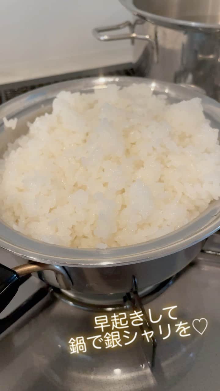 山口もえのインスタグラム：「・  早起きして・・・ 土鍋ならぬ鍋で銀シャリを♡ お味噌汁も昆布と鰹節からお出汁をとって おかずは納豆とちりめんじゃこ 家族揃って贅沢な朝ごはん🍚 のんびりゆったり おうち時間を楽しんでます😊✨  #鍋でごはん＃銀シャリ#おうち時間」