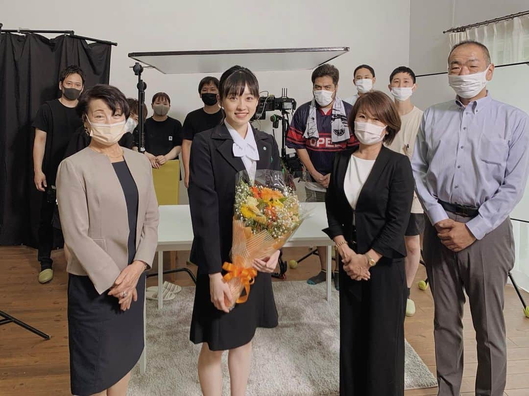 中尾百合音のインスタグラム：「東海住宅さんの新CMが解禁されました‼ まもなく創業50周年というおめでたい瞬間を、イメージガールとして迎えることができて本当に嬉しいです。 撮影後、新部社長、松田副社長、須浦室長、撮影スタッフの皆さんとのオフショットです。 素敵な花束もいただきました💐　新CMも是非チェックおねがいします☺︎ #東海住宅」