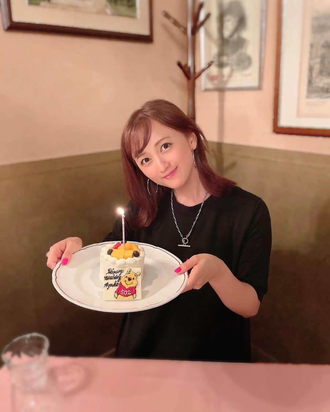 小松彩夏さんのインスタグラム写真 - (小松彩夏Instagram)「⁡ 先日【502EASY】の愉快な仲間たちに お誕生日のお祝いして頂きました🥰 ⁡ まさかのサプライズで可愛すぎる プーさんのケーキが...😍🎂💕 ⁡ プレートが可愛すぎて食べるのがもったいなくて持って帰りました🛍笑 ⁡ いつも迷惑を掛けてばかりですが【502EASY】のスタッフさんは本当に素敵な方々ばかりでいつも助けられています🙇‍♀️ ⁡ 感謝の気持ちを大切にこれからもいいものをみんなで作っていきます‼️✨ ⁡ そして明日の21:00からインスタライブの 配信が決定しました😉⚡️ ⁡ 現在販売中の ⁡ #006 キャップ（¥2,400 税込） #007 ロングスリーブボーダーT(¥6,600税込) #008 フーディトップス(¥9,800税込) ⁡ を改めてご紹介します🙋‍♀️ ⁡ 予約販売で受付期間は2021年8月16(月)のAM8:00までとなっていますので購入の際の参考になればと思います🥰 ⁡ 明日の夜はここに集合❣️ よろしくお願い致します🙇‍♀️ ⁡ #502EASY #アパレル #ブランド #撮影 #ジェンダーニュートラル #サスティナブル #レイヤード #新作 #着回し #重ね着 #ワンマイルウェア #カジュアル #ボーダー #outfit #ootd #私服 #ファッション#fashion#follow #小松彩夏 #502 #インスタライブ #インライ」8月12日 21時17分 - official_ayaka_502