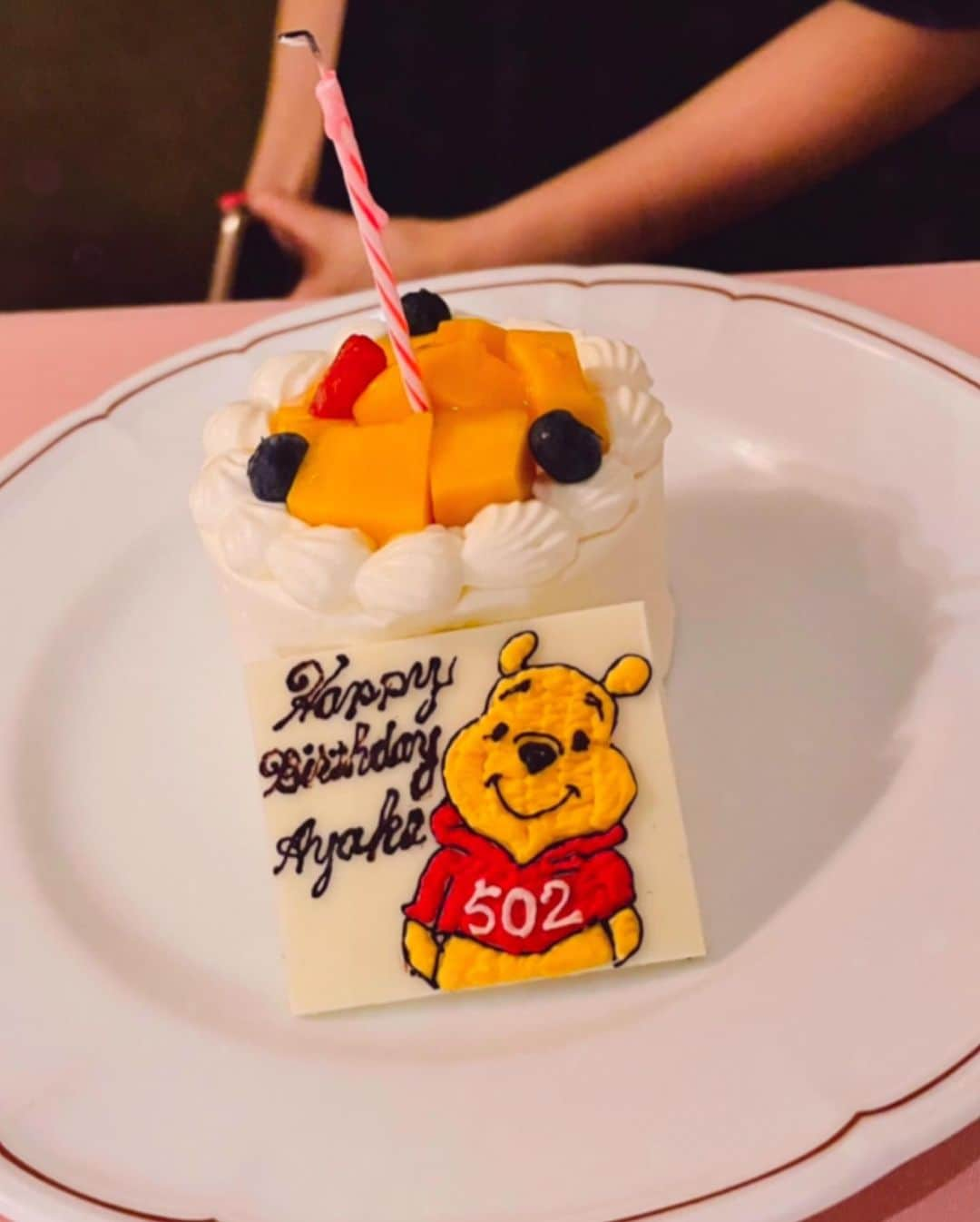 小松彩夏さんのインスタグラム写真 - (小松彩夏Instagram)「⁡ 先日【502EASY】の愉快な仲間たちに お誕生日のお祝いして頂きました🥰 ⁡ まさかのサプライズで可愛すぎる プーさんのケーキが...😍🎂💕 ⁡ プレートが可愛すぎて食べるのがもったいなくて持って帰りました🛍笑 ⁡ いつも迷惑を掛けてばかりですが【502EASY】のスタッフさんは本当に素敵な方々ばかりでいつも助けられています🙇‍♀️ ⁡ 感謝の気持ちを大切にこれからもいいものをみんなで作っていきます‼️✨ ⁡ そして明日の21:00からインスタライブの 配信が決定しました😉⚡️ ⁡ 現在販売中の ⁡ #006 キャップ（¥2,400 税込） #007 ロングスリーブボーダーT(¥6,600税込) #008 フーディトップス(¥9,800税込) ⁡ を改めてご紹介します🙋‍♀️ ⁡ 予約販売で受付期間は2021年8月16(月)のAM8:00までとなっていますので購入の際の参考になればと思います🥰 ⁡ 明日の夜はここに集合❣️ よろしくお願い致します🙇‍♀️ ⁡ #502EASY #アパレル #ブランド #撮影 #ジェンダーニュートラル #サスティナブル #レイヤード #新作 #着回し #重ね着 #ワンマイルウェア #カジュアル #ボーダー #outfit #ootd #私服 #ファッション#fashion#follow #小松彩夏 #502 #インスタライブ #インライ」8月12日 21時17分 - official_ayaka_502