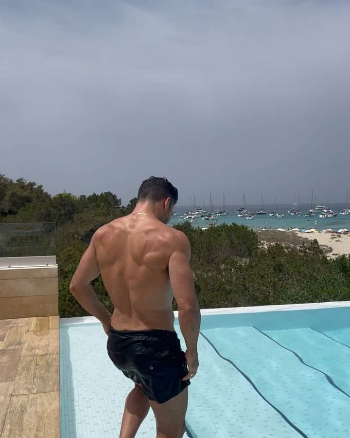 ミゲル・エンジェル・シルベストレのインスタグラム：「Waiting for you … . . . @hotelcalasaona  @monoaustralia」