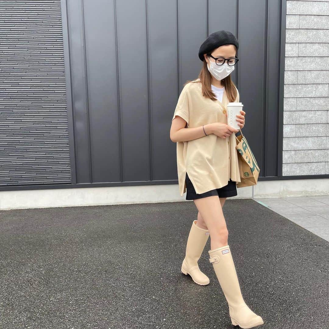 穴井千尋さんのインスタグラム写真 - (穴井千尋Instagram)「. Beige×Black♡ . #私服 #雨の日コーデ #コーディネート #ブーツ #ハンター #ハンターレインブーツ #rainyday #fashion #coordinate #fashionstyle #wear #hunter #hinterboots」8月12日 21時27分 - chihiro_anai_official