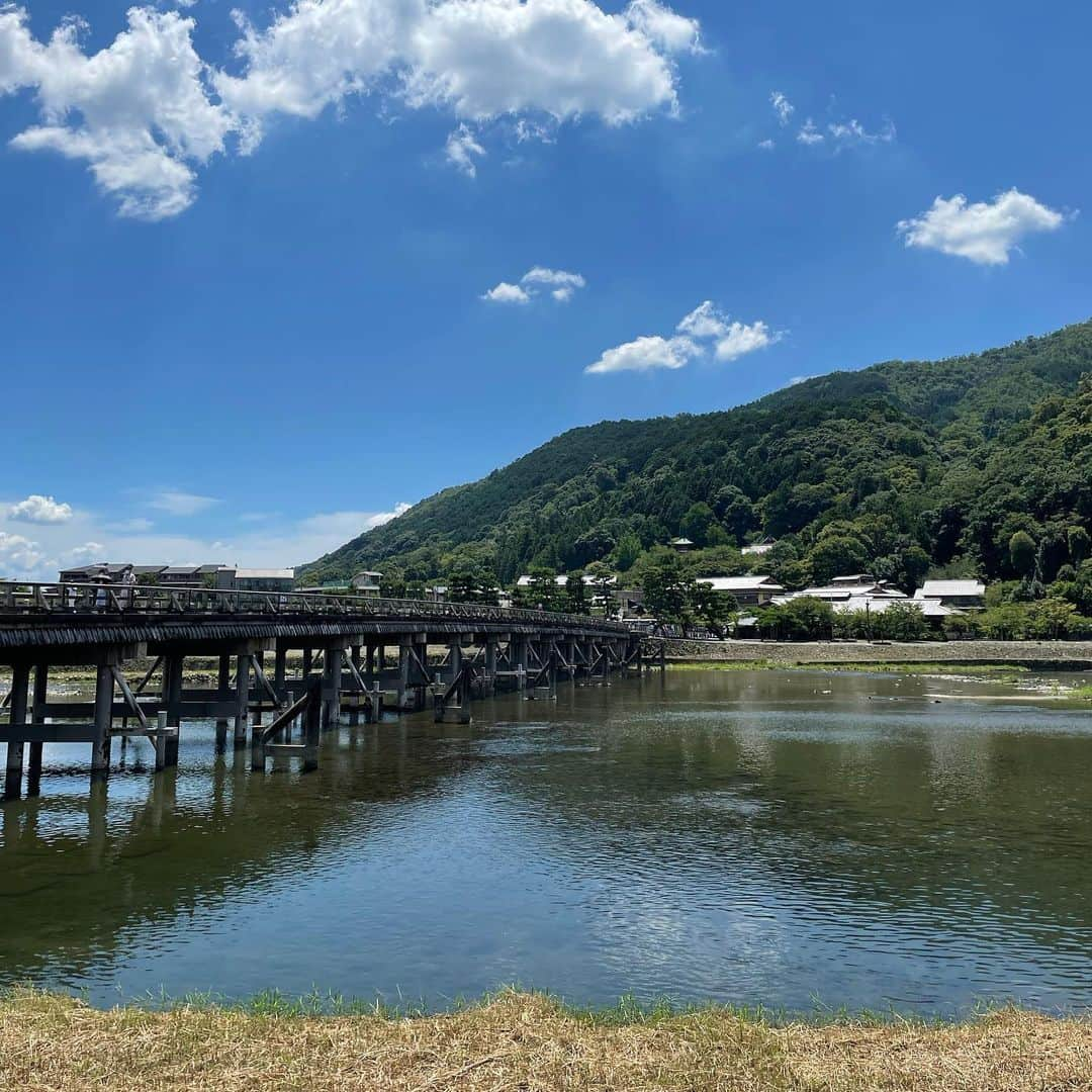 久松かおりさんのインスタグラム写真 - (久松かおりInstagram)「. 早く天気よくなってほしいな〜😭 . この前京都行った時はめっちゃ 天気良かったのに👏 眩しかった天気が恋しい💭💞 . ちなみに初めて嵐山行った🎶 弾丸やったから次はゆっくり行きたいな〜✌️ . . #嵐山 #晴れ #☀️ #京都 #観光 #followｍe #嵐山渡月橋」8月12日 21時25分 - hisamatsu_kaori