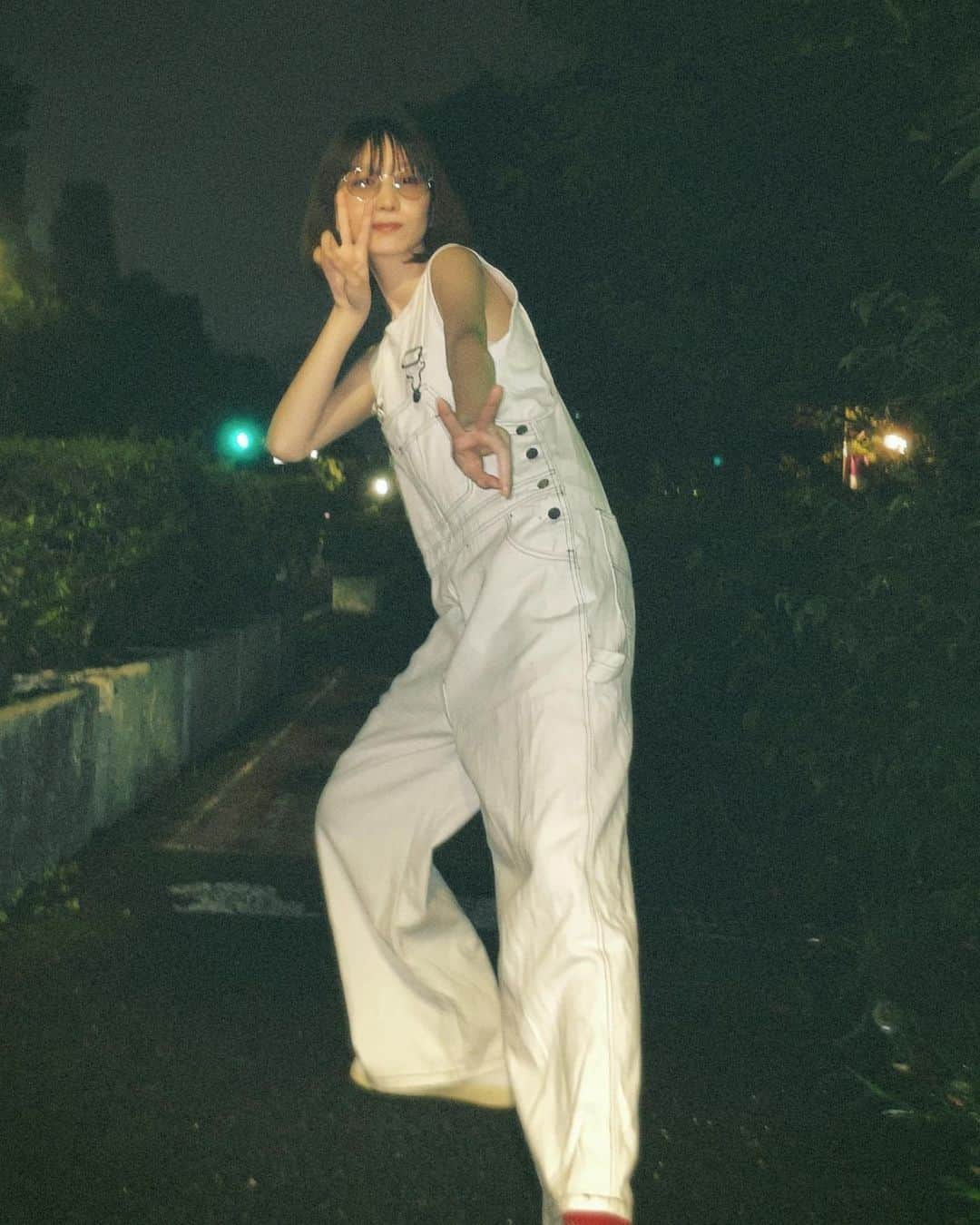 岡本夏美さんのインスタグラム写真 - (岡本夏美Instagram)「#岡本のふく 私服は まっちろオーバーオールでした、 🥚🌬🕊」8月12日 21時35分 - okamoto_natsumi