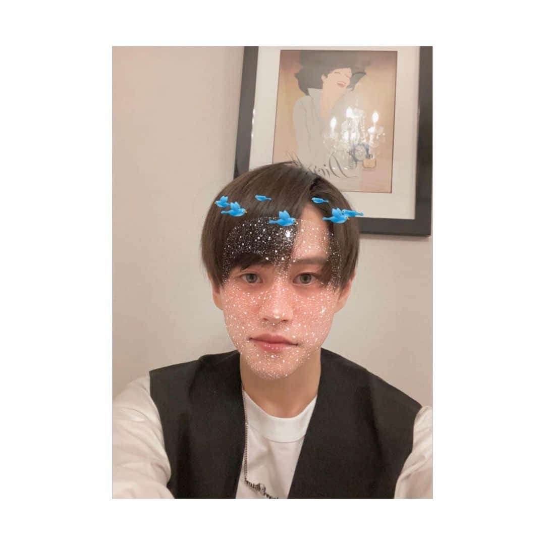 ベーコンのインスタグラム：「🦜 ギャルギャルしい。  #ウマヅラビデオ #都市伝説 #glitter」