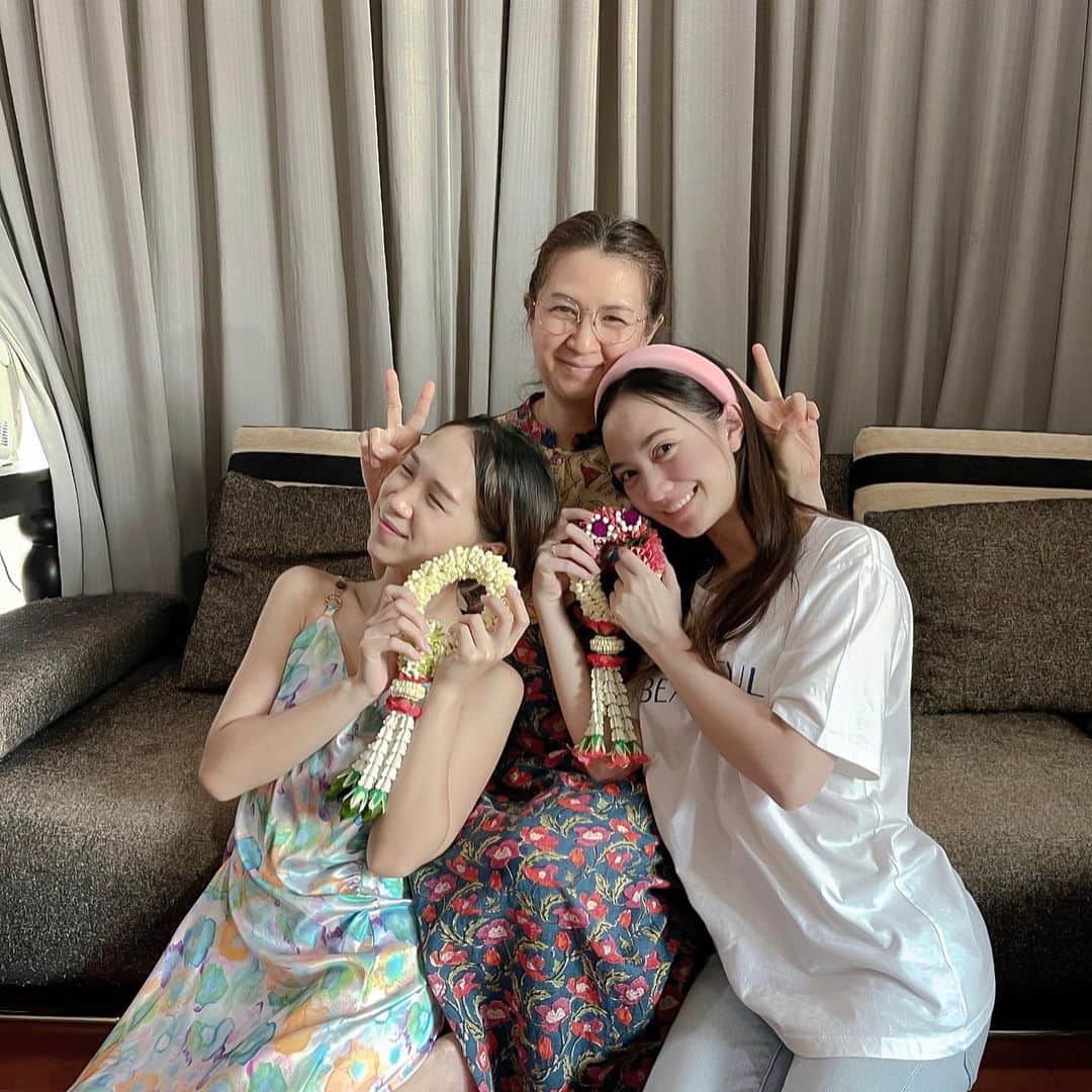 インヤのインスタグラム：「Happy Mother’s Day 🌸🍕🍗🍅🍺」