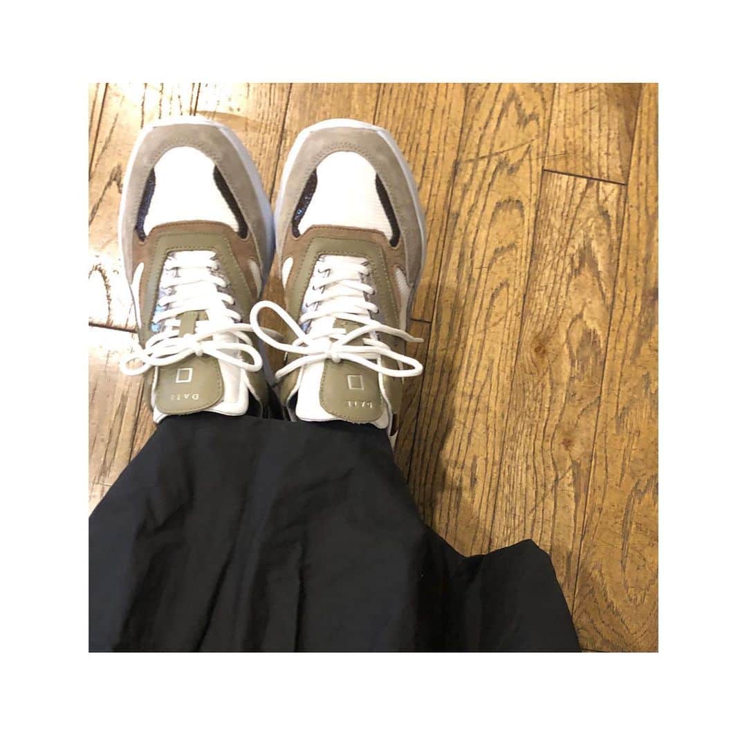 井関かおりさんのインスタグラム写真 - (井関かおりInstagram)「アクティブな日には　@date_sneakers_jp のスニーカー💕色合いが大人で履きやすい^_^  #datesneakers  #デイトスニーカー」8月12日 21時53分 - isekikaori_kimawashi
