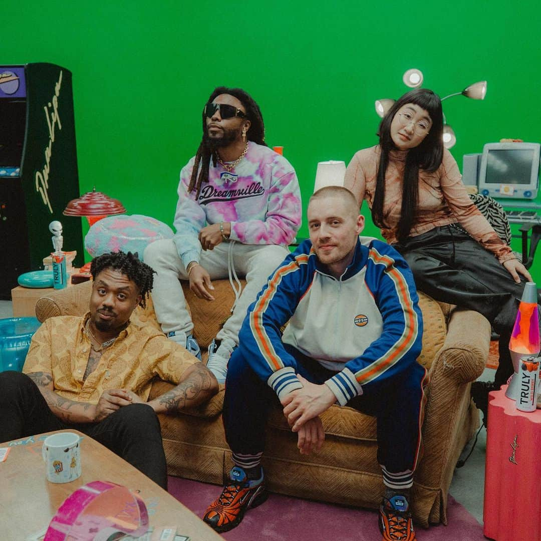 デュア・リパさんのインスタグラム写真 - (デュア・リパInstagram)「Making something @truly inspiring with some artists I’ve hand-picked @earthgang @dermotkennedy and @kraejiyaeji. I’ll be sitting down with each of them to chat about what inspires them the most followed by a series of amazing livestream performances. Don’t miss out and follow @truly for more. #TrulyPartner #LiveTruly #TrulyInspired」8月12日 22時02分 - dualipa