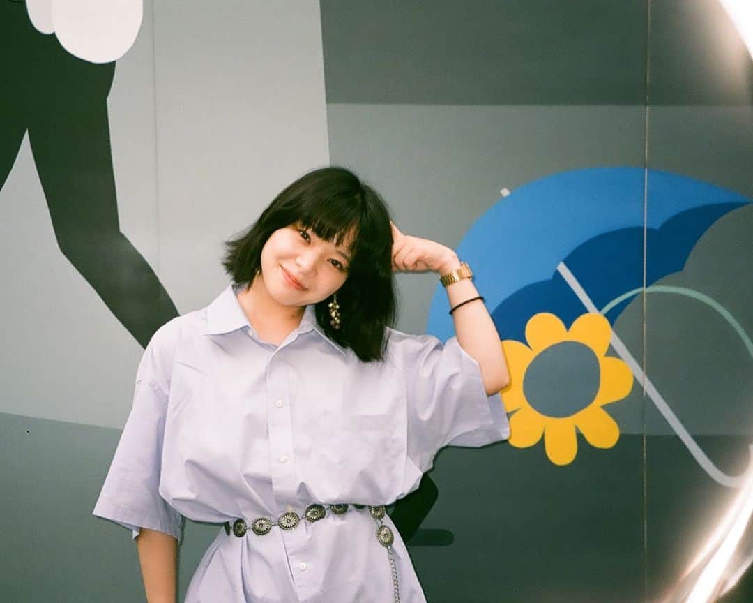 岸井ゆきののインスタグラム：「毎晩なんの不安もなくすやすやと眠りたいのだけどまだまだ予想外の旅があるし戻りたい場所もある、のであるが何を言っても今はまず爪を切りたい💅  明日はいよいよ #家族募集します　第三話の放送日ですね！！　@kazokuboshuushimasu_tbs  よる10時から〜📺 お家にいられたら是非見てください。 ついに三話。待ち遠しかったよ〜うれしいね〜。なにが起こりましょう。  みなさんが心身ともに健康に過ごせますように。 家族や友人、みーんな今日も元気でいてほしい、そして自分のこともたまに心配してみようとおもいます。暑いしね。夏の元気はミニトマトから🍅🌿」