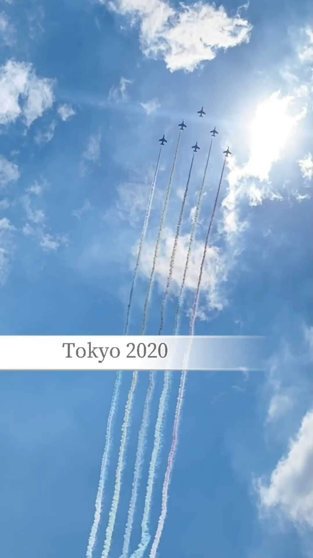 TOMOのインスタグラム：「東京オリンピック2020が閉幕🇯🇵 ⁡ 日本選手の皆さんの活躍が素晴らしくて メダル続きの毎日でしたね🥇🥈🥉 ⁡ たくさんの夢や感動を ありがとうございました👏✨ ⁡ ⁡ 動画は7/23の #ブルーインパルス ✈︎ ⁡ 偶然にもその時に居た場所の頭上を 通過するという事で‼︎ 慌てて携帯で📱🤩 ⁡ 五輪の輪はうまく撮れなかったけれど 動画を見たらレインボーカラー になっててビックリ😍🌈 ⁡ カラースモークも初めて近くで見られて 感動でした。 ⁡ たくさんの人が空を見上げて 拍手が溢れた素敵な日🤍 ⁡ 記念に #初リール つくってみました🎥✨ ⁡ ………………………………………… 📍  #東京オリンピック 🇯🇵 #東京 #tokyo 🗓  2021/07/23 🔍　#tomoko29_日本   #tomoko29_東京 ………………………………………… ⁡ #日本 #japan #tokyo2020 #tokyoolympics #beautifuljapan」