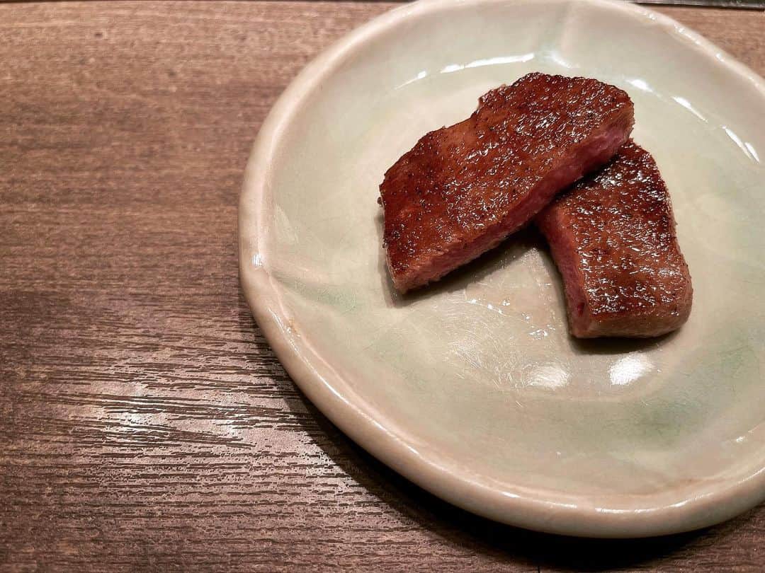 ダレノガレ明美さんのインスタグラム写真 - (ダレノガレ明美Instagram)「少し前に行った焼肉✨ たまには贅沢☺️ 美味しすぎてずっと幸せでした🥲✨ トリュフが本当良い香りすぎて ずっと嗅いでられる🥺 美味しいお肉食べれて幸せな時間でした！！ 🤤🤤🤤🤤🤤🤤 @ushigoro_yakiniku   #焼肉 #うしごろ  #うしごろs」8月12日 22時51分 - darenogare.akemi