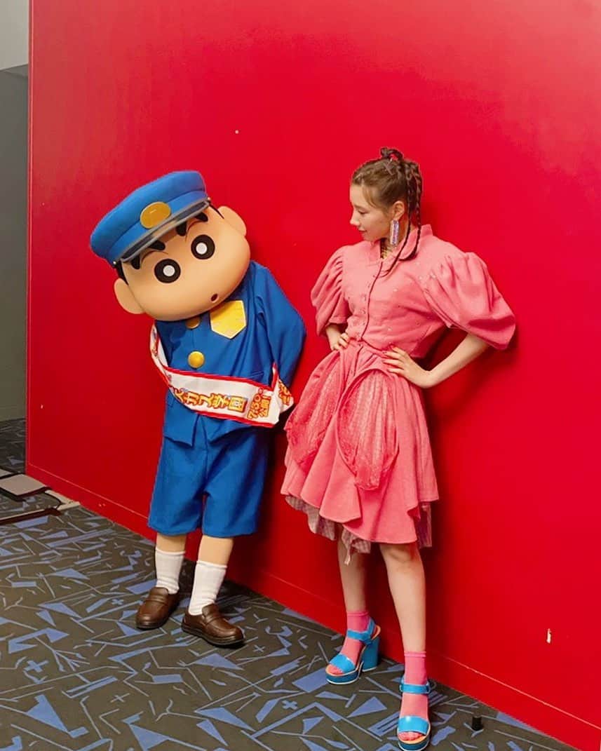 仲里依紗のインスタグラム：「映画クレヨンしんちゃん🖍謎メキ❣️花の天カス学園が大ヒットしてるみたいで😻 大ヒット御礼の舞台挨拶してきたよ〜🎉💞✨ 観てない方は是非是非❣️映画館でみればぁ〜〜🥰 @shinchan_movie   しんちゃんとまた会いたいな😍❤️ ダイスキ〜❣️❣️❣️  styling🎀　@naomi_banba  hair&make💄 @nasup」