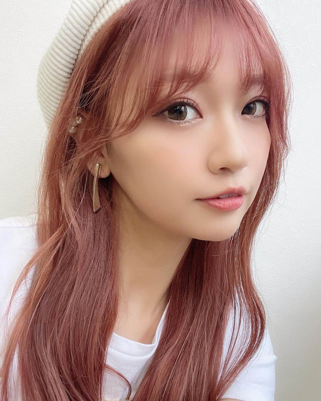 いっちゃん/嶋津 いつみのインスタグラム：「. . ピンクヘア好評で嬉しいぃー🥺💗 . . . ブリーチは1回だけしてもらってから ピンクを入れてもらったよー🙆‍♀️💕 . . . ちなみに @noriyukiushida  にお願いしました🙏🏻✨ . . . . . オーダーの仕方は 「ヨジャドルピンクになりたい‼︎」って 言いました😂ww . . . .  #ピンクヘア #韓国アイドルカラー #韓国ヘアカラー #ヘアカラー  #いっちゃんコーデ #ブライダルモデル #アレンジモデル #ヘアカラー  #ヘアアレンジ #くしゃ顔  #フリーモデル #ドレスモデル #ダイエット  #치맥  #좋아요환영 #소통환영 #팔로우환영  #팔로미 #인친환영 #친구해요 #셀카 #셀피」