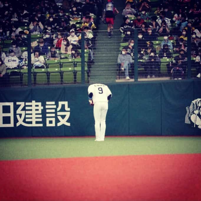 木村文紀さんのインスタグラム写真 - (木村文紀Instagram)「ご報告遅れました。 この度、北海道日本ハムファイターズにトレードで行く事になりました。 突然の事で気持ちの整理がまだついてませんが自分のチャンスの場だと思って新天地で頑張りたいと思います。 長年いた西武ライオンズを離れるのは寂しいですがこれも自分の野球人生だと思って頑張りたいと思います。 今まで良い時も悪い時も応援して頂いたファンの方にはとても感謝しています。 また皆様の前でプレーする事を楽しみにしています。 １５年間本当に応援ありがとうございました。」8月12日 23時04分 - fumikazu_kimura9