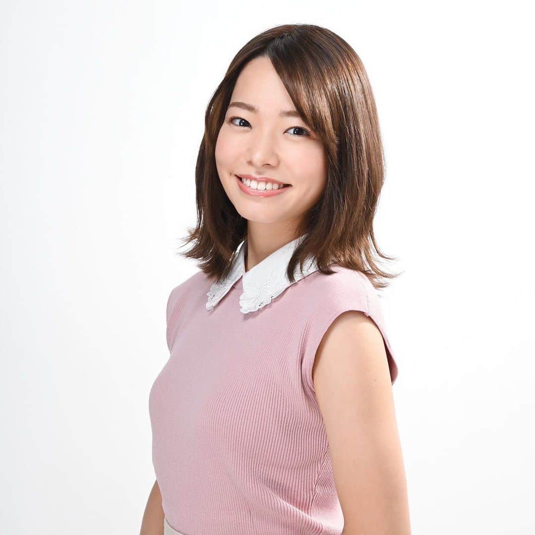 濱村春香のインスタグラム：「. 事務所に所属したての頃と比べて なんとなく変わったかな？🤔 ⁡ #ホリプロ #horipro #フリーアナウンサー #キャスター #リポーター」