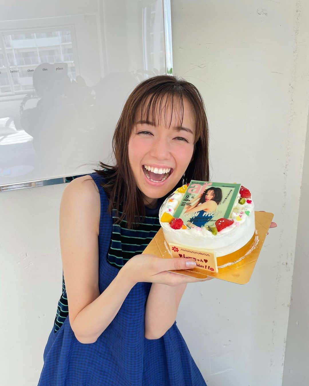 アール編集部さんのインスタグラム写真 - (アール編集部Instagram)「✨🎉🎂あらためて Happy birthday🎂🎉✨ 7/27にお誕生日だったしーちゃん、arの撮影後にスタッフのみんなでプチサプライズした瞬間を大公開💐♡  この大合唱でしーちゃんの愛され具合が伝わるハズ…🌼  #ケーキに注目 !! #しーちゃんの初カバーar9月号です ♡ #佐藤栞里 #しーちゃん  #ar #ar9月号 #armagazine #trend #beauty #fashion #cosmetics #Japan #smile #トレンドメイク #トレンドコスメ #トレンドファッション #トレンドヘア #私服 #笑顔 #美肌 #美女 #モデル #女優 #透明感 #ニョロモン #tokyomer #TOKYO MER～走る緊急救命室〜」8月12日 23時16分 - ar_magazine