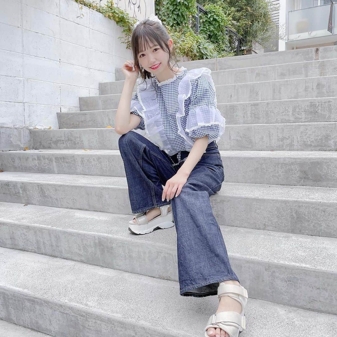 畑美紗起のインスタグラム：「デニムもはきます👖💭 Tシャツではなくあえて ガーリーなのを合わせてみた🤭  さんまいめ、お腹ちらりずむ  トップス 🏷 @epineofficial  パンツ 🏷 @snidel_official   #今日のコーデ  #夏コーデ  #ファッション #デニムコーデ #デニム #デニムパンツ #ファッションコーデ #コーデ #ラストアイドル #畑美紗起 #みちゃしふく #コーディネート  #fashion #fashiongram #fashionista #ootd #ootdfashion  #instafashion #dailylook #coordinate #snidel #épine」