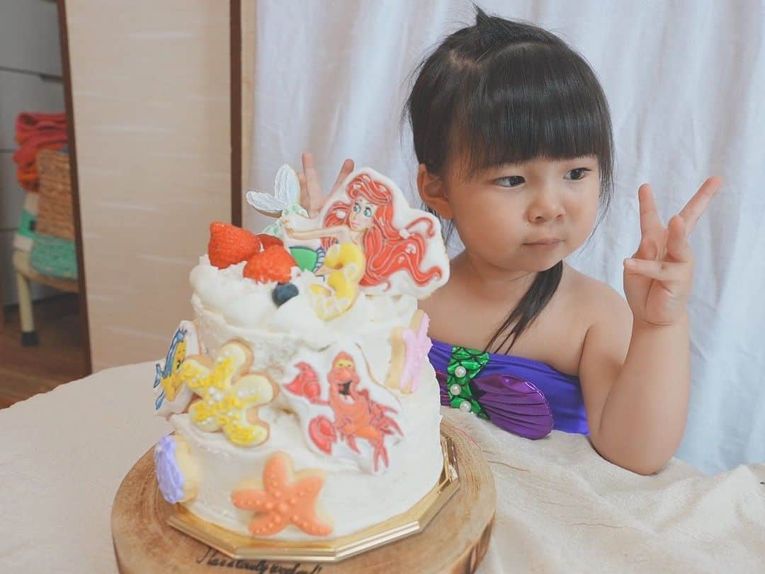 クロさんのインスタグラム写真 - (クロInstagram)「⁡ 3歳のお誕生日👧🏽💕💕💕 🎂✨🎂✨🎂 ⁡ さっちゃんお楽しみのバースデーケーキは ⁡ 去年に引き続き あいのりのでんじのお店 @55denji  にアイシングクッキーをオーダーしました〜🎂 ⁡ テーマはアリエル🧜‍♀️✨✨ 可愛すぎる！！芸が細かすぎる🐠🐋 ⁡ そのまんまプレゼントもできそうな 丁寧な個包装も嬉しい💕 しかもクッキーもめちゃうまなの。 ⁡ ケーキは夢の2段ケーキ🎂 4号と5号のケーキを重ねてみたんだけど 思ったよりクッキーの置ける面積が狭くて 想定と違った💦 でも、とても可愛いクッキーのおかげでさっちゃんが喜んでくれたので良かったなぁ💭 31のアイスケーキも今度は頼んでみたい🍦  最後の4枚の写真は @yattyo58 おじさんが カメラで可愛く撮ってくれたよ🙏🏽💕💕ありがとう♩ ⁡ #3歳お誕生日 #バースデーケーキ #アイシングクッキー #birthdaycake #誕生日ケーキ #アリエルケーキ #生後1094日 #2y11m29d #2歳コーデ #うちのかわい子ちゃん #毎日がスペシャル #愛おしい瞬間 #キッズコーデ #smiling #可愛い #ありがとう #ファッション #大好き #tokyo #女の子ママ #ママリ#コドモノ #子どもの日常をもっと写真に #mamagirl #ママカメラ #cordinate #親バカ部 #あいのり #ちびクロコーデ #ちびクロdiary」8月13日 0時16分 - kuro_risa