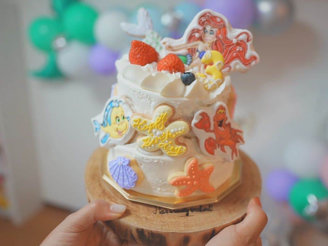 クロさんのインスタグラム写真 - (クロInstagram)「⁡ 3歳のお誕生日👧🏽💕💕💕 🎂✨🎂✨🎂 ⁡ さっちゃんお楽しみのバースデーケーキは ⁡ 去年に引き続き あいのりのでんじのお店 @55denji  にアイシングクッキーをオーダーしました〜🎂 ⁡ テーマはアリエル🧜‍♀️✨✨ 可愛すぎる！！芸が細かすぎる🐠🐋 ⁡ そのまんまプレゼントもできそうな 丁寧な個包装も嬉しい💕 しかもクッキーもめちゃうまなの。 ⁡ ケーキは夢の2段ケーキ🎂 4号と5号のケーキを重ねてみたんだけど 思ったよりクッキーの置ける面積が狭くて 想定と違った💦 でも、とても可愛いクッキーのおかげでさっちゃんが喜んでくれたので良かったなぁ💭 31のアイスケーキも今度は頼んでみたい🍦  最後の4枚の写真は @yattyo58 おじさんが カメラで可愛く撮ってくれたよ🙏🏽💕💕ありがとう♩ ⁡ #3歳お誕生日 #バースデーケーキ #アイシングクッキー #birthdaycake #誕生日ケーキ #アリエルケーキ #生後1094日 #2y11m29d #2歳コーデ #うちのかわい子ちゃん #毎日がスペシャル #愛おしい瞬間 #キッズコーデ #smiling #可愛い #ありがとう #ファッション #大好き #tokyo #女の子ママ #ママリ#コドモノ #子どもの日常をもっと写真に #mamagirl #ママカメラ #cordinate #親バカ部 #あいのり #ちびクロコーデ #ちびクロdiary」8月13日 0時16分 - kuro_risa