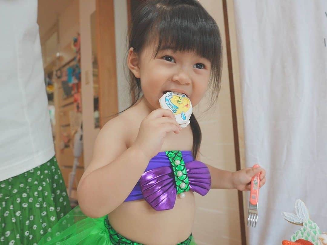 クロさんのインスタグラム写真 - (クロInstagram)「⁡ 3歳のお誕生日👧🏽💕💕💕 🎂✨🎂✨🎂 ⁡ さっちゃんお楽しみのバースデーケーキは ⁡ 去年に引き続き あいのりのでんじのお店 @55denji  にアイシングクッキーをオーダーしました〜🎂 ⁡ テーマはアリエル🧜‍♀️✨✨ 可愛すぎる！！芸が細かすぎる🐠🐋 ⁡ そのまんまプレゼントもできそうな 丁寧な個包装も嬉しい💕 しかもクッキーもめちゃうまなの。 ⁡ ケーキは夢の2段ケーキ🎂 4号と5号のケーキを重ねてみたんだけど 思ったよりクッキーの置ける面積が狭くて 想定と違った💦 でも、とても可愛いクッキーのおかげでさっちゃんが喜んでくれたので良かったなぁ💭 31のアイスケーキも今度は頼んでみたい🍦  最後の4枚の写真は @yattyo58 おじさんが カメラで可愛く撮ってくれたよ🙏🏽💕💕ありがとう♩ ⁡ #3歳お誕生日 #バースデーケーキ #アイシングクッキー #birthdaycake #誕生日ケーキ #アリエルケーキ #生後1094日 #2y11m29d #2歳コーデ #うちのかわい子ちゃん #毎日がスペシャル #愛おしい瞬間 #キッズコーデ #smiling #可愛い #ありがとう #ファッション #大好き #tokyo #女の子ママ #ママリ#コドモノ #子どもの日常をもっと写真に #mamagirl #ママカメラ #cordinate #親バカ部 #あいのり #ちびクロコーデ #ちびクロdiary」8月13日 0時16分 - kuro_risa