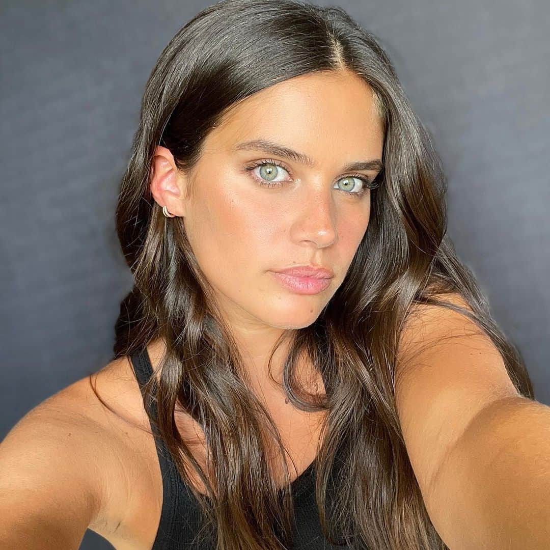 サラ・サンパイオのインスタグラム：「Well-being and self-care has never been this much relevant, I am happy that I can always count on @armanibeauty luminous silk foundation to get the perfect glowing skin. I use shade 7 #LuminousSilk #ArmaniBeauty」