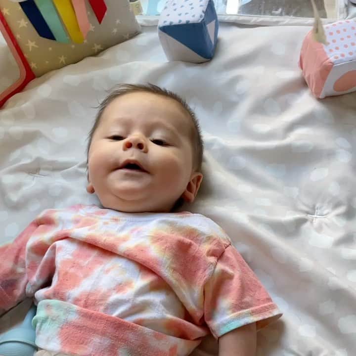のインスタグラム：「This little laugh 😍」