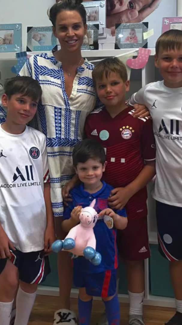 ダニエル・オハラのインスタグラム：「The boys got to see their baby sister for the first time today they got lots of pictures, a unicorn with babies heartbeat and Ronnie finally got to pop the gender balloon. Can’t wait for our princess to arrive  Massive thanks @wttw_kingstanding for making it so special 💕💕」