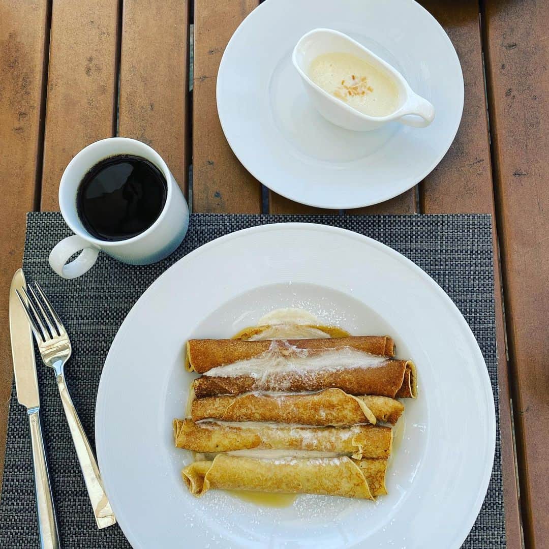 のインスタグラム：「プルメリアで朝食を、となったらやっぱりシンパンケーキ。フルーツをのせる方がそりゃあ映えるけどシンプルにたっぷりのホイップメープルバターでいただくのがいい。同席の友人は新メニューのロブスターエッグベネディクトをオーダー。タロパンのもちもちとリッチなバター風味のオランデーズソースが絡まりこちらも絶品。景色も空気も穏やかだから罪悪感ゼロ❤️とか言っちゃう。  #シンパンケーキ #薄巻きぐるぐる #カハラ名物 #hawaii #kahala #plumeriabeachhouse  @kahala_resort_jp」