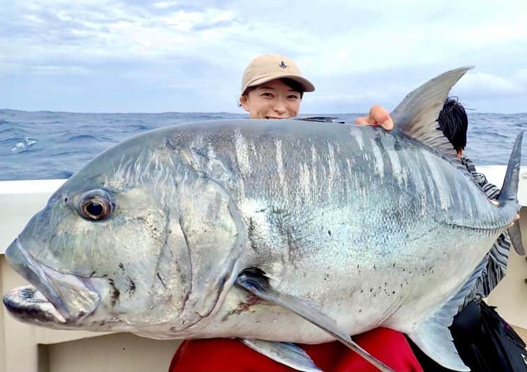 高本采実さんのインスタグラム写真 - (高本采実Instagram)「🎣 先日、  #japangtfishingqueencontest   @jpn.gt.queen.contest.official  に参加しにGT釣行へ行ってきました🐟  釣行中、海の状況にも恵まれ トータル４キャッチすることができ 1釣行での匹数は自己ベストキャッチ🐟‼️  ウエイト勝負なので 結果は４位（24kg）と、 入賞には及びませんでしたが 来年こそは１位目指してまた頑張っていきます❤️‍🔥  ⛴ @big_dipper_fukuikenzaburo   福井船長、同船者の皆様 ありがとうございました🙇🏻‍♀️✨  ファイト動画など、タックル詳細併せて  @turiguno_bunbun のYouTubeにアップされてますので 是非チェックしてみてください🌟 （IGTVにも少し載せてます☺︎）  【ＧＴサイズ】 1日目：10kg 2日目：7kg 3日目：20kg、24kg  【タックル】 ロッド：OCEA PLUGGER FULL TROTTLE 82MH リール：SW8000HG PE5号： ・VARIVAS アバニ キャスティングPE スーパーマックスパワー ・VARIVAS アバニ ジギング10×10 マックスパワー リーダー：Ocean Record SHOCK LEADER 90lb ザイロン：ケプラーノット20号 ルアー： 別注平政190Fキョウリンオレンジ 別注平政190Fキョウリンカタクチ フック：Cultiva BLUE Plugger 9/0（カエシをプライヤーで潰してバーブレスに） プライヤー：OWNER GP2-60 GP2 ゲームプライヤー2 60 . . . . . #GT #ロウニンアジ #ジャイアントトレバリー #gianttrevally  #gtfishing  #キャスティング #casting #キャスト #大物 #大物釣り #釣り動画 #ビッグディッパー #bigdipper #トカラ列島 #奄美大島 #魚好き #釣り #釣果 #tsurihackフォト  #釣り好き #釣りガール #大物ハンター #ブンブンイメージガール #アングラー #fishinggirl #钓鱼 #高本采実 #あやみん #ayamistagram」8月13日 11時56分 - ayami__summer