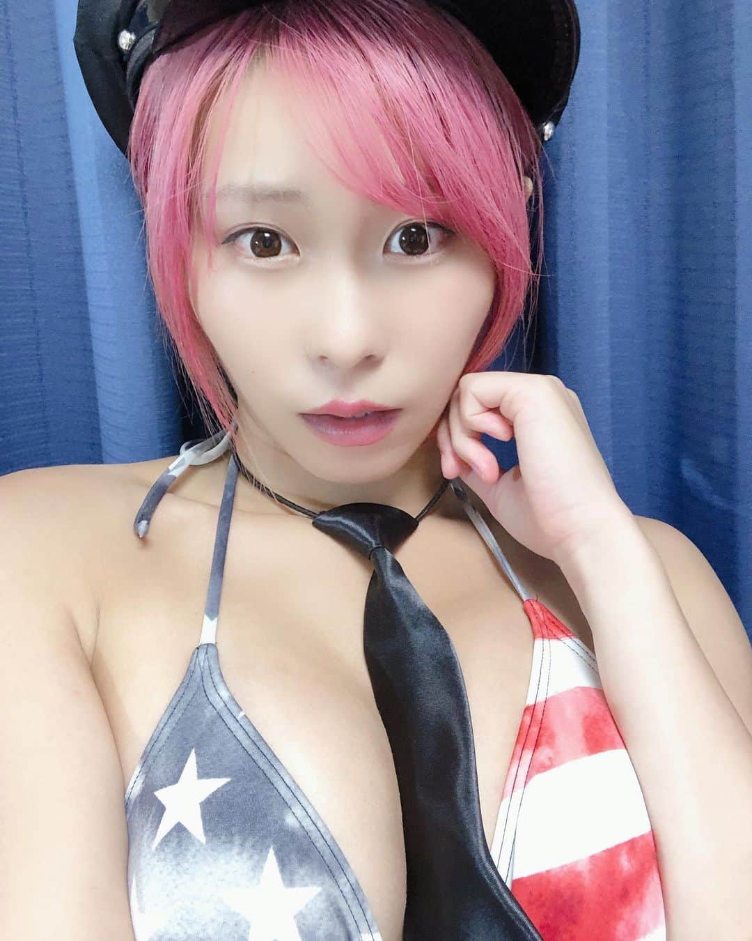 塚田綾佳のインスタグラム：「Hello❤︎ Does it look good in an American bikini? 👮‍♂️🇺🇸 I like it ❥❥❥🔫 ・ ・ アメリカンビキニお気に入りだよ👙❤️！ ・ ・ #AmericaPOLICE #POLICE #cosplay #portrait #gravure #pinkhair #ピンクヘア #これがこう #彼女とデートなうに使っていいよ #SNS用レンタル彼女 #SNSレンタル彼女  #インスタグラビア #Instagragravure #ショートカット女子 #泳衣系列 #model #japanesegirl  #shooting #셀카 #미소녀 #일본인 #非常好 #摄影 #塚田綾佳」