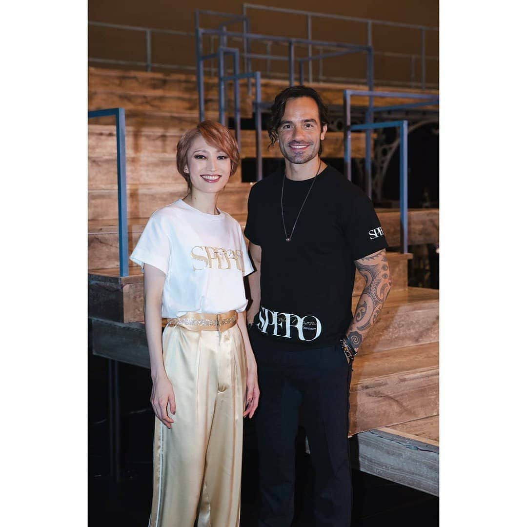 望海風斗さんのインスタグラム写真 - (望海風斗Instagram)「♪( ´θ｀) @raminkarimloo ラミン・カリムルーさん ラミンさんとのことを語ろうと思っても言葉が出ないのです。 憧れと、尊敬と、感謝と、ワクワクと、心が満たされていく歌声…そしてチャーミングな姿 何故こんなにラミンさんの歌に惹かれるのか、その理由を肌で、心で感じました。 夢のような体験を、一つ一つ溢れないようにじっくり噛み締めてます。 ⁡ My dream came true! Thank you very much, Mr. Ramin! I'm looking forward to singing with you again✨ ⁡ のあさーん！これで合ってる⁈笑笑 通訳の岩澤乃雅さん @noaiwasawa とても素敵で温かい方です🌱 ラミンさんに直接英語で気持ちを伝えたいと思い、のあさんに色々教えてもらいました。 通訳さんを通してお話しするというより、3人でお話ししているような、そんな素敵な空間を作ってくださりありがとうございました😭 ⁡ #SPERO #raminkarimloo さん #noaiwasawa さん お二人の間はパワースポットでした。 ⁡ そして千秋楽もまさかのサプライズ！そしてラミンさんも私のお面付けて参加してくださいました😭ご自身のお顔が隠れてしまってる😢 キャストの皆さん！指揮の西谷さん！スタッフの皆さん！ 沢山の愛と笑いをありがとうございます😭😭 早くみんなに会いたい… ⁡ 次は #北九州 ！ #西日本 の皆さん 大雨十分に気をつけてくださいね😢 #望海風斗」8月13日 12時05分 - nozomifuto_official