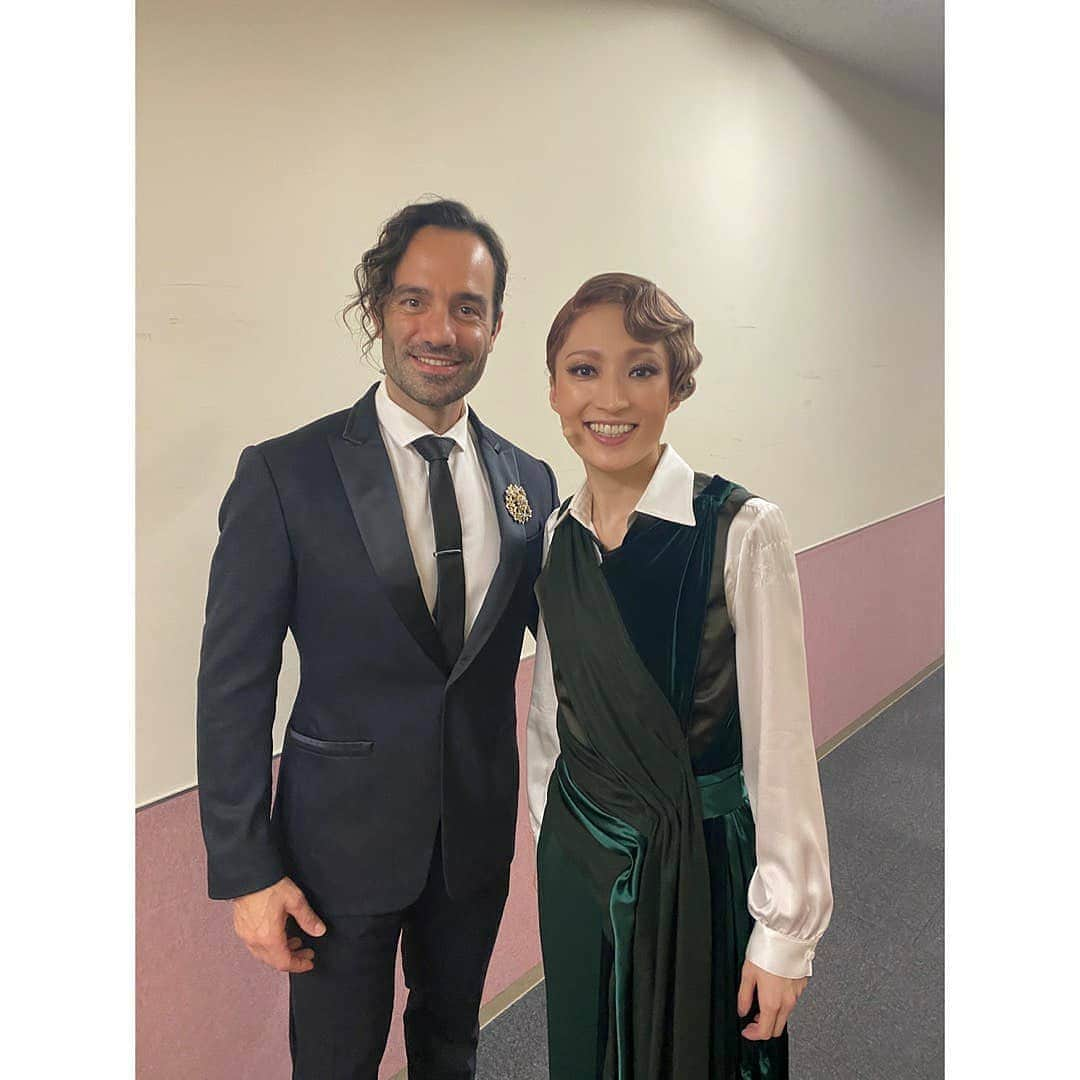 望海風斗さんのインスタグラム写真 - (望海風斗Instagram)「♪( ´θ｀) @raminkarimloo ラミン・カリムルーさん ラミンさんとのことを語ろうと思っても言葉が出ないのです。 憧れと、尊敬と、感謝と、ワクワクと、心が満たされていく歌声…そしてチャーミングな姿 何故こんなにラミンさんの歌に惹かれるのか、その理由を肌で、心で感じました。 夢のような体験を、一つ一つ溢れないようにじっくり噛み締めてます。 ⁡ My dream came true! Thank you very much, Mr. Ramin! I'm looking forward to singing with you again✨ ⁡ のあさーん！これで合ってる⁈笑笑 通訳の岩澤乃雅さん @noaiwasawa とても素敵で温かい方です🌱 ラミンさんに直接英語で気持ちを伝えたいと思い、のあさんに色々教えてもらいました。 通訳さんを通してお話しするというより、3人でお話ししているような、そんな素敵な空間を作ってくださりありがとうございました😭 ⁡ #SPERO #raminkarimloo さん #noaiwasawa さん お二人の間はパワースポットでした。 ⁡ そして千秋楽もまさかのサプライズ！そしてラミンさんも私のお面付けて参加してくださいました😭ご自身のお顔が隠れてしまってる😢 キャストの皆さん！指揮の西谷さん！スタッフの皆さん！ 沢山の愛と笑いをありがとうございます😭😭 早くみんなに会いたい… ⁡ 次は #北九州 ！ #西日本 の皆さん 大雨十分に気をつけてくださいね😢 #望海風斗」8月13日 12時05分 - nozomifuto_official