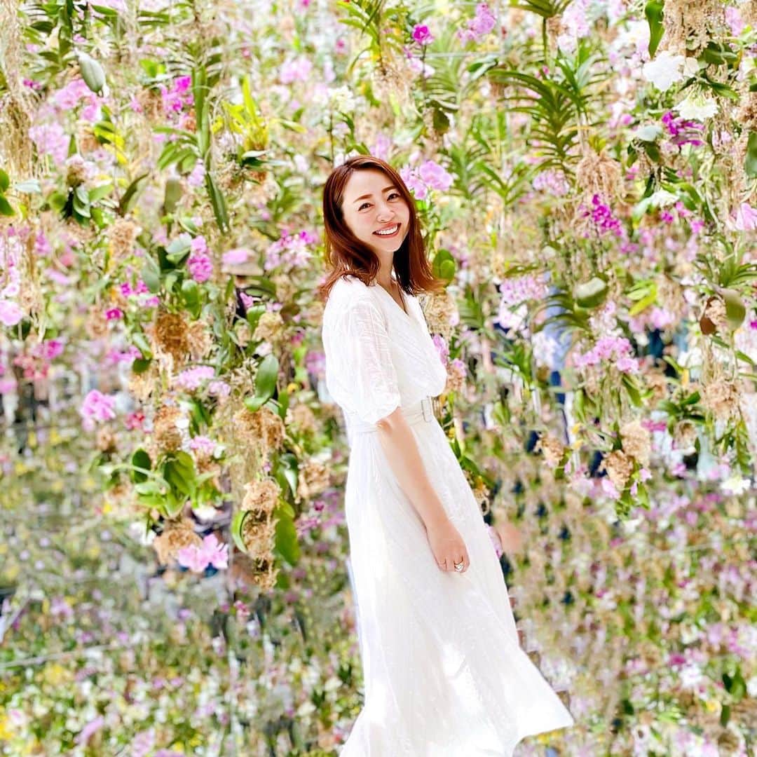 のインスタグラム：「🌼🌸🌷 . 先日、私たち3人家族&ゆいちゃんと、チームラボプラネッツに行ってきました🙌🏻 生のお花が広がってて、とっても綺麗な空間で、娘も大はしゃぎ‼️ 大はしゃぎすぎて、追いかけるの大変だった笑  ゆいちゃんが素敵な写真たくさん撮ってくれて、こんな、スタジオで撮ったような家族写真、いつぶり？って感じで嬉しい🥲💛  たーくさん撮ってくれたけど、娘が動き回るから、大人しくしてくれてる奇跡の写真は、ほんとコレだけ😂 ゆいちゃん、ありがとう🙏🏻💛  チームラボプラネッツに行く前には、ペニンシュラでランチ😋 再びお誕生日プレート出してもらっちゃった😍 ありがとうー♡♡  #チームラボプラネッツ #teamlabplanets #豊洲 #家族写真 #家族   @teamlab.planets」