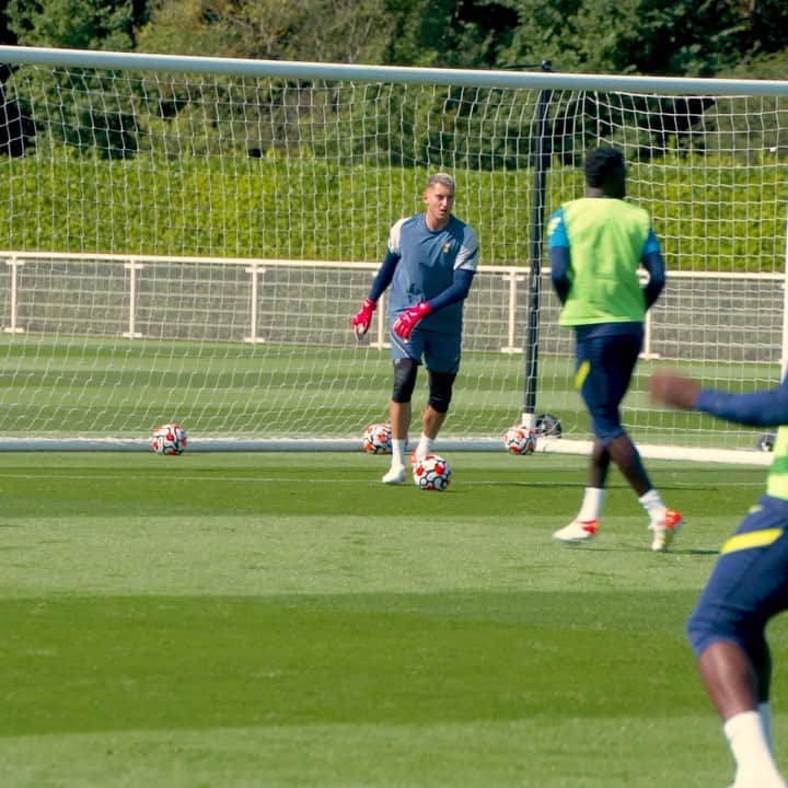 エリック・ダイアーのインスタグラム：「Took the match ball home 😂 ⚽️⚽️⚽️」