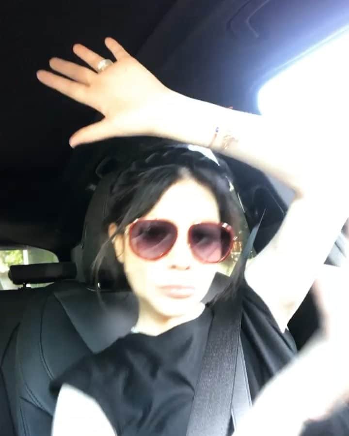 ミシェル・トラクテンバーグのインスタグラム：「I'm just a hairstraunaut in the sky waiving hi to #Friday ⚡️💋」