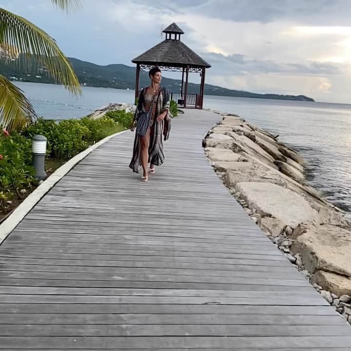 ニコール・ミッチェル・マーフィーのインスタグラム：「Enjoying every moment 💜🌸 #yfoy #yourfountainofyouth #everydayconfidence #life #destination #exotic #love  #beautiful #jamaica #happyplace @churchboutique belly chain by @flpbynicolemurphy」