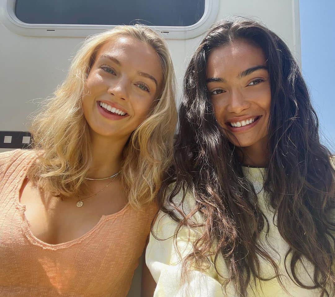 ケリー・ゲイルのインスタグラム：「First day on set💗🎬🎥✈️」