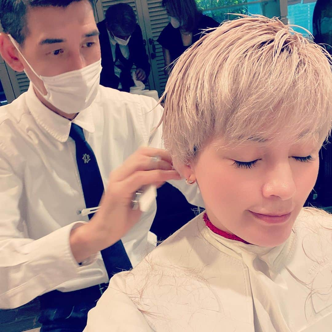 梅宮アンナさんのインスタグラム写真 - (梅宮アンナInstagram)「皆様おはようございます😊  ヘアカットをしに  @yesgeorgebeautysalon へ✂️💕💕  やっと、やっと、  髪の毛伸びて来て😅👏  まだまだですが、  全治半年って古川さんに、言われました🥲  少しずつ、形がとれてきました😌  髪型👏👏👏👏👏  今日は、カラーリング行って来ます😊  また、報告しますね💕💕」8月13日 5時46分 - annaumemiya