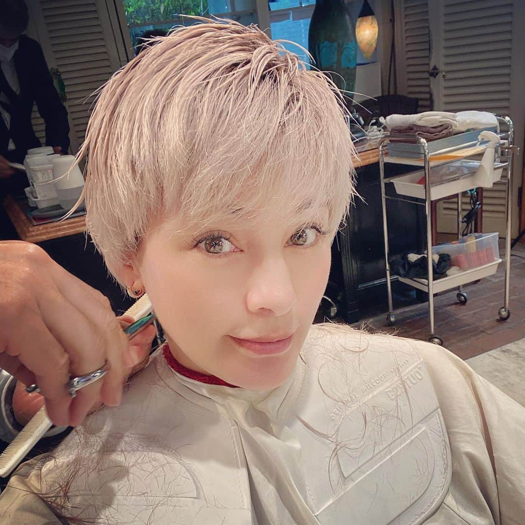 梅宮アンナさんのインスタグラム写真 - (梅宮アンナInstagram)「皆様おはようございます😊  ヘアカットをしに  @yesgeorgebeautysalon へ✂️💕💕  やっと、やっと、  髪の毛伸びて来て😅👏  まだまだですが、  全治半年って古川さんに、言われました🥲  少しずつ、形がとれてきました😌  髪型👏👏👏👏👏  今日は、カラーリング行って来ます😊  また、報告しますね💕💕」8月13日 5時46分 - annaumemiya