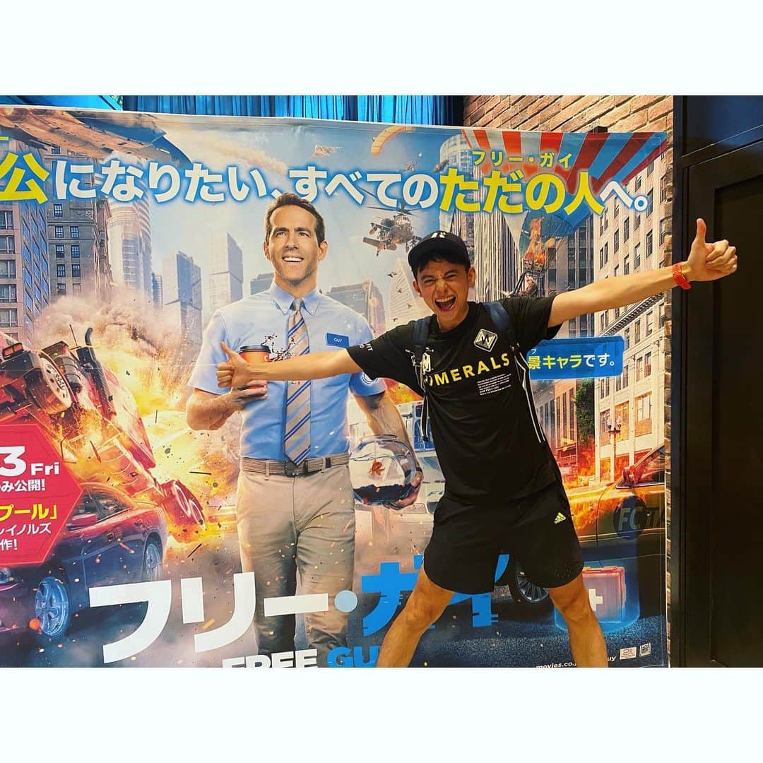 ハリー杉山のインスタグラム：「"フリー・ガイ"  ライアン・レイノルズ節炸裂🥇  えっと。この映画見ないと後悔します🕺🏻 映画が終わって空に向けてガッツポーズしたくなる最高の"feel good" 作品🕺🏻笑って泣いて、また笑って、うそでしょって演出に心踊ってもうただただ最高！hell yeahhh!!!! と叫びたくなる傑作！！  そもそもモブキャラが自分の意思を持ってプレーヤー達と絡んだり自分の人生を歩むストーリーが最高。ゲーマーの皆はこのストーリーだけで興奮👍 だってドラクエやRPGの村人AやGTAの街中でいつも狙われる一般人が特定の台詞意外コマンドしてきたらめちゃくちゃ面白くない？🤡  そしてライアン・レイノルズ。もう大好き。しんどいことあってもなくても、人生の先が見えなかったり、傷ついてる人も、なんだかグレーな時代に押し潰されてる人でも、いや誰でもこの作品を見て、明日を生きるパワーをいただけると思います。彼なくては100%成立しない映画です！  ちなみにネタバレじゃないです！ でも僕はこの作品で"DUDE" という存在でぶっ壊れました。笑 試写会で笑いすぎて周りの評論家の皆様不快になったと思います😂😂😂  This film will make you feel bloody amazing❤️ I luv it I fxxxing luv it to pieces🤡 It tells you so much about life, about love for eachother, and the will to live during these grey times😍  Seriously, @vancityreynolds is just so insanely funny and full of banter it's unreal.   FILM OF THE YEAR so far!!!!!  See it with someone you care for, someone who you got a fab bond with❤️ Or see it by yourself like me and we yourself with laughter to the extent peeps round me were giving me the evil eye😂😂😂  @freeguymovie iz da dog's bollocks🌞🌞🌞  #フリーガイ最高かよ  #freeguy #bloodyamazing」