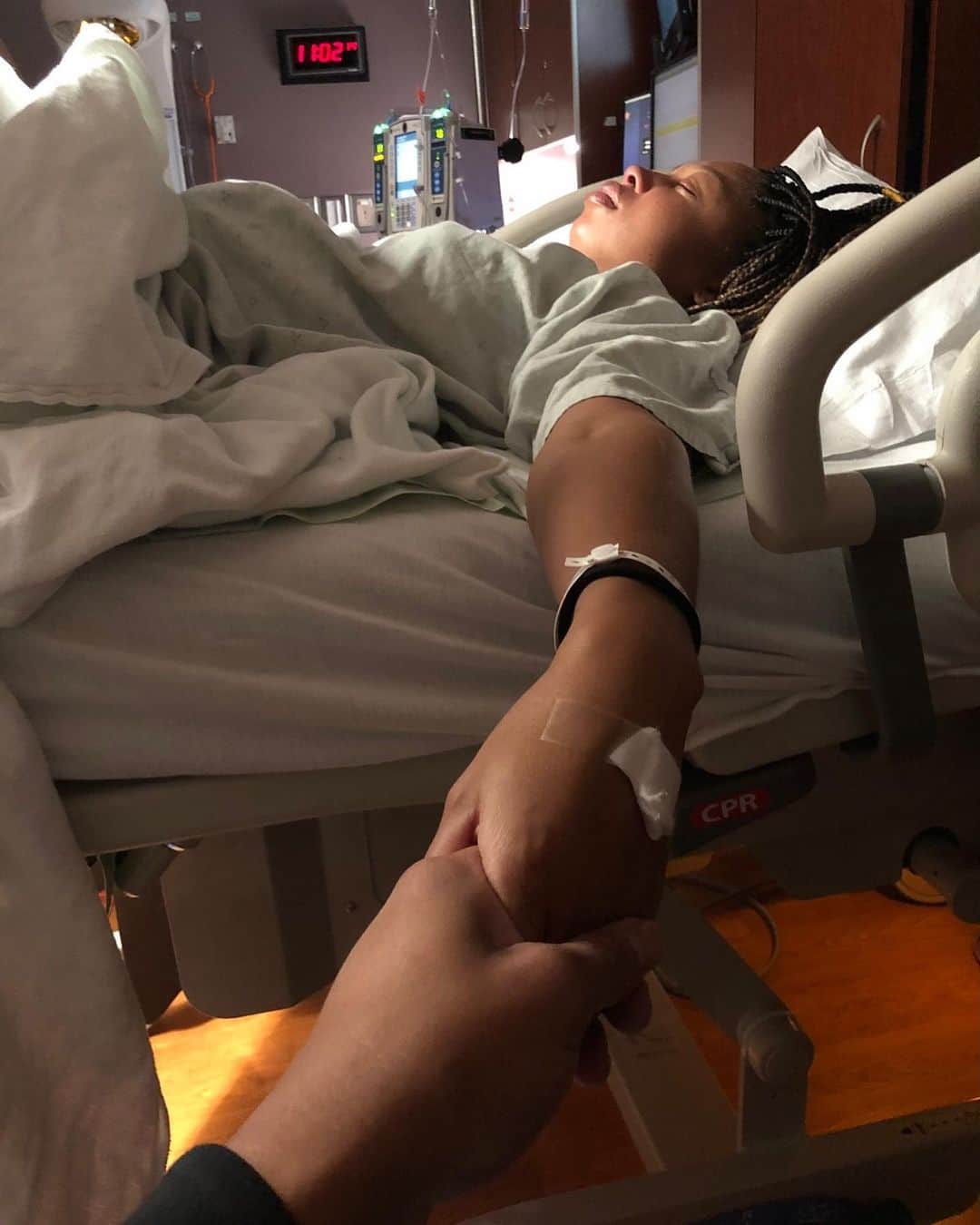 アリソン・フェリックスのインスタグラム：「My husband took this photo of me when things were quickly spiraling downhill with my pre-eclampsia. I saw it months after. It became one of my favorites because it’s real and raw. I also cherish it because I can feel his love for me even when I was unaware.  Taking a moment to express my deep appreciation for @supermanferg on this journey. His sacrifices for me to realize this dream have been massive. He has always stood back and allowed me to shine. I’m so blessed to have him as a partner🖤」