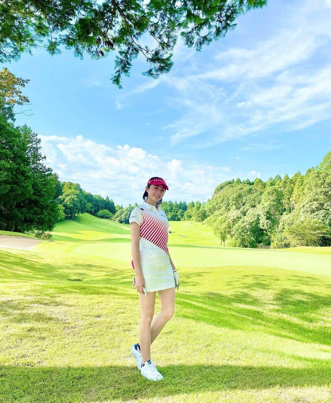 森木美和のインスタグラム：「夏の空、夏のゴルフコース⛳️  最高にキレイじゃない⁈✨✨✨☺️  #enjoygolf  #golf#ゴルフ#ゴルフ練習#ゴルフ場#ゴルフ女子#ゴルフ男子#golfgirl#ゴルフファッション#ゴルフ好き#ゴルフコーデ#ゴルフ好きと繋がりたい#ゴルフスイング」