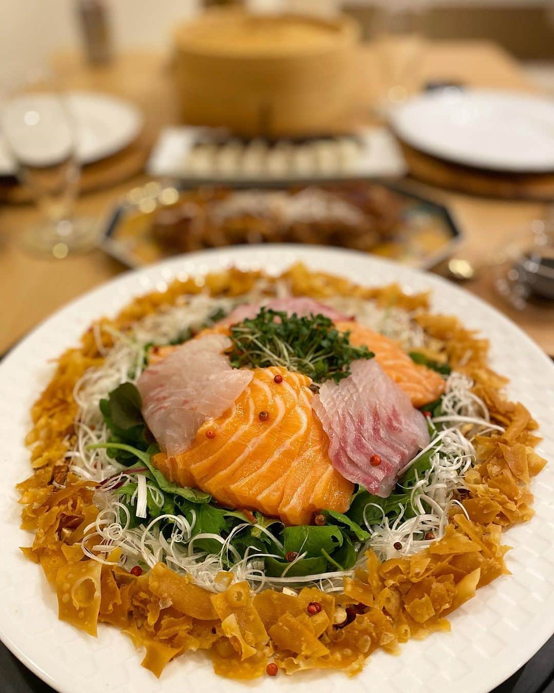 Mai Wakimizuのインスタグラム：「外食ではありません、おうちごはんです。私が作ったのではありません、yukaちゃん @yuka_moka夫妻です。この日は中華。見た目が素敵なうえに味がプロ、むしろプロ以上！しかも和洋中、全ジャンルのプロなんです！1枚目のお刺身サラダ、私が作るサラダとは次元が違う。笑 こんなお料理上手なお友達がいるって人生得してる♡笑 yukaちゃんfamilyのおかげで全ての欲が満たされた最高に楽しい夜でした＼(^o^)／ #homeparty#おうちごはん」