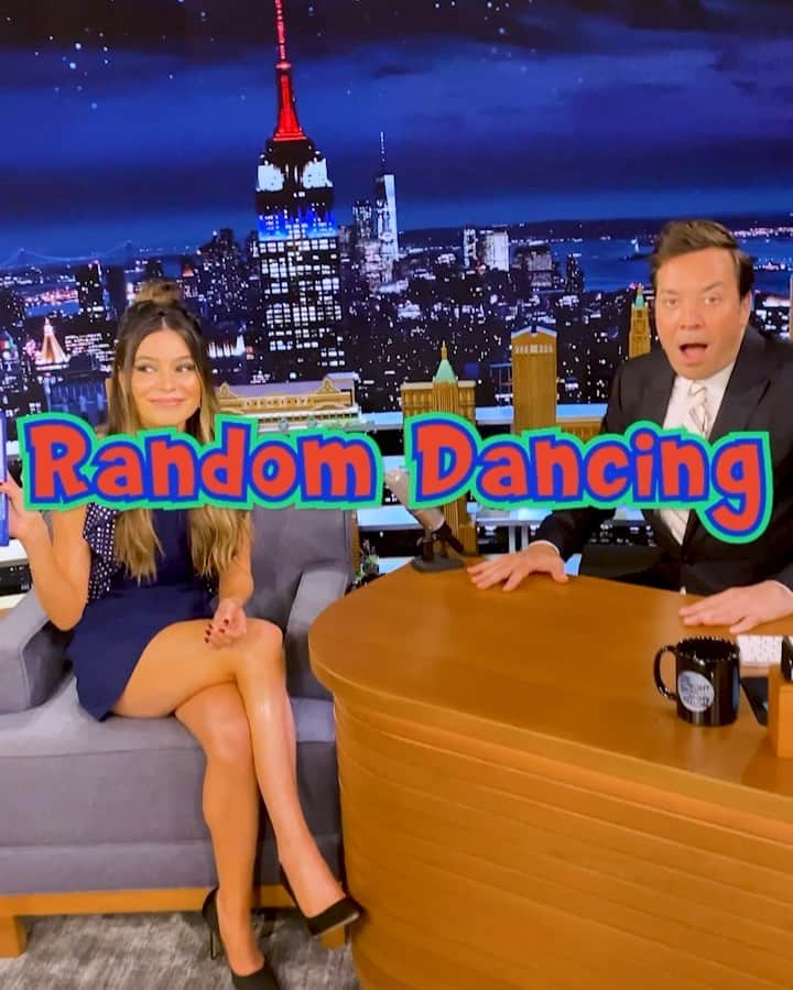 ミランダ・コスグローヴのインスタグラム：「Random Dancing with @fallontonight! 😋」