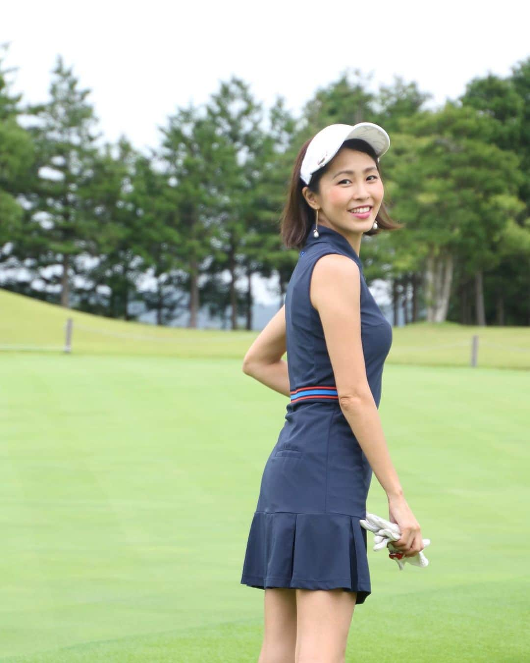 坂元美香さんのインスタグラム写真 - (坂元美香Instagram)「おはよー  夏休みの旅行を諦めたかわりに 昨日はゴルフ行ってきました⛳️🌥  炎天下じゃなくてよかったけど 恵みの雨は一瞬で止み、その後は すごい湿気で息苦しかった😵‍💫ひぃ💦  私のドライバーのヘッドカバーは つば九郎なのだけど、 （以前 息子が母の日にくれた笑） どのゴルフ場行っても必ず笑われます😂  ときどき落ちては勝手に逃げ出し 落とし物コーナーで堂々と待ってたり… そして引き取りに行くとすごい笑われる🤣 ただ転がってるだけなのにみんなを 笑顔にするつば九郎なのでした。  #ゴルフ #ゴルフ女子 #ゴルフコーデ  #デサントゴルフ #descentegolf #デサント #DESCENTE #坂元ゴルフ日記 #callaway #golf #ゴルフ初心者 #ロッテ皆吉台カントリー倶楽部 #ラウンド15回目  #元気が一番 #楽しいのが一番 #つば九郎 #千葉真一のモノマネをする関根勤のモノマネ」8月13日 10時58分 - mika_saka