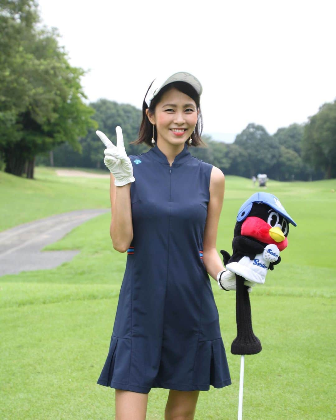 坂元美香さんのインスタグラム写真 - (坂元美香Instagram)「おはよー  夏休みの旅行を諦めたかわりに 昨日はゴルフ行ってきました⛳️🌥  炎天下じゃなくてよかったけど 恵みの雨は一瞬で止み、その後は すごい湿気で息苦しかった😵‍💫ひぃ💦  私のドライバーのヘッドカバーは つば九郎なのだけど、 （以前 息子が母の日にくれた笑） どのゴルフ場行っても必ず笑われます😂  ときどき落ちては勝手に逃げ出し 落とし物コーナーで堂々と待ってたり… そして引き取りに行くとすごい笑われる🤣 ただ転がってるだけなのにみんなを 笑顔にするつば九郎なのでした。  #ゴルフ #ゴルフ女子 #ゴルフコーデ  #デサントゴルフ #descentegolf #デサント #DESCENTE #坂元ゴルフ日記 #callaway #golf #ゴルフ初心者 #ロッテ皆吉台カントリー倶楽部 #ラウンド15回目  #元気が一番 #楽しいのが一番 #つば九郎 #千葉真一のモノマネをする関根勤のモノマネ」8月13日 10時58分 - mika_saka