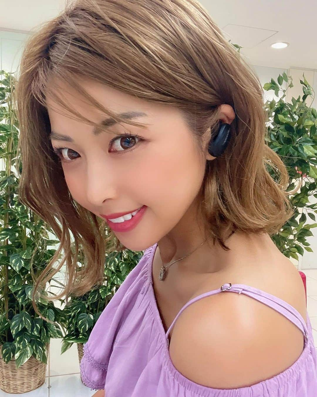 あおい夏海さんのインスタグラム写真 - (あおい夏海Instagram)「こんばんは🍒🍒 前回ワイヤレスイヤホン載せた時、たくさん反響があったので、質問もいただいたのでまた紹介します✨  お家で仕事中、編集中も大活躍の BOSE のワイヤレスイヤホン😋 "Bose QuietComfort® Earbuds" つけた瞬間、周りの雑音が消える！！ 仕事に全集中できるんですよねぇ。 音楽はもちろん、動画も高音質です✨ 防滴仕様なので夏外で汗をかいても大丈夫☺✨ ガンガンランニングもトレーニングもできます👍‼️  とにかくノイズキャンセリングで、 音がスゴいんだよー✨✨ ノイズキャンセリングは11段階で調整できるので、 お出かけの時などはノイズキャンセリングのレベルを下げれば、イヤホンを外さず 外の音を取り込めるので安全にも配慮して使えます👏✨ ✨イヤホンの着け心地も良いから長時間付けてても痛くないし疲れにくいよー☺  皆さん引き続きコロナ対策引き締めて行きましょうね!!  #BoseEarbuds#FeelItAll#RuleTheQuiet#bose#ボーズ#PaidpartnershipwithBOSE#ワイヤレスイヤホン#筋トレ女子#筋トレ#ゴルフ女子#筋肉女子#あおい夏海#音楽好きな人と繋がりたい#お家時間#リモートワーク#おうち時間  #私服 #アラサー女子  #夏服 #夏  #音楽好きな人と繋がりたい  #スピーカー」8月13日 20時37分 - natsumi.aoi